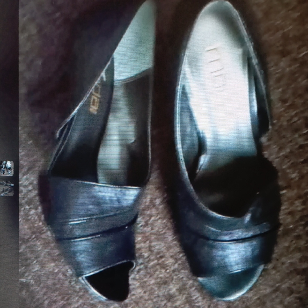 Moda Black Peep-Toe Heels